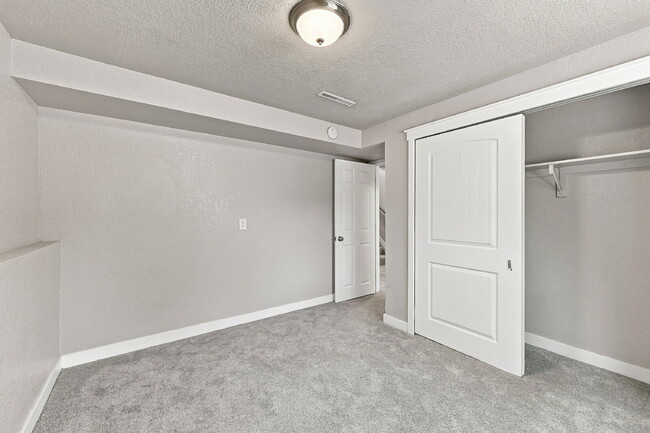 Building Photo - $2,095.95, 4 bed, 2 bath, located in Colorado Springs with a fenced-in backyard.