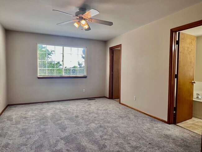 Building Photo - Wonderful 5 Bed/4 Bath Home Located on Qui...