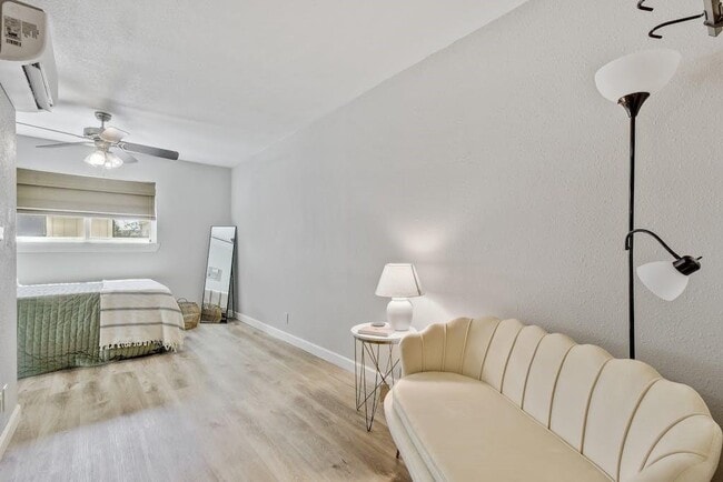 Building Photo - 1111 W 10th St