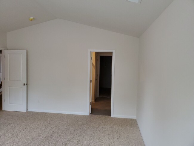 Building Photo - Beautiful Home minutes from the airport!