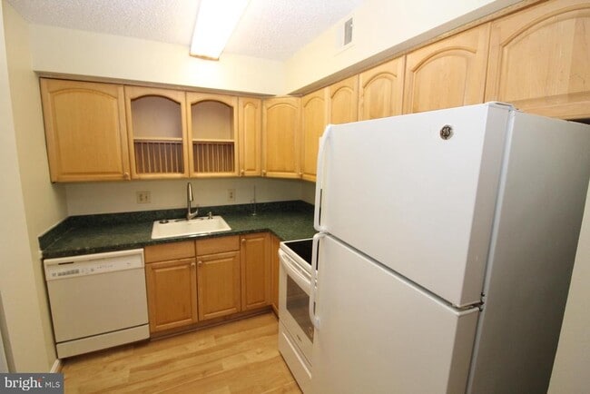 Building Photo - 8600 Village Square Dr