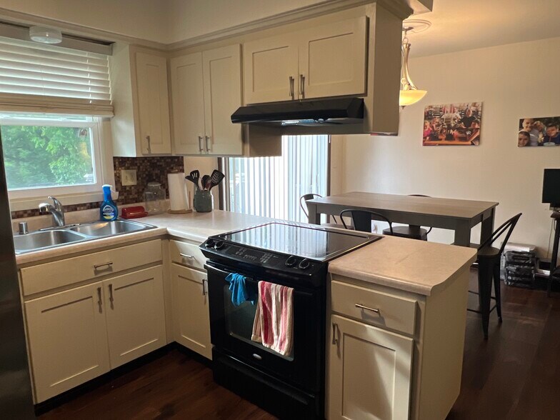 Kitchen and dining area separate - 525 Forest Ct