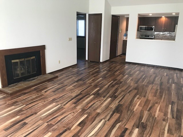 Living room/Fire place - 2414 Heritage Dr