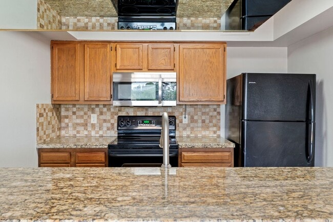 Building Photo - Waterfront Townhome in Elkins Lake