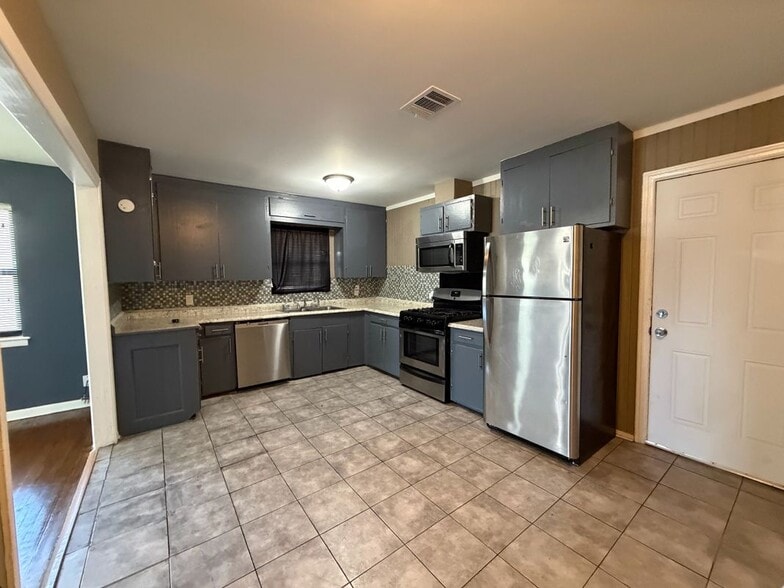 Building Photo - 2104 Hillburn Dr