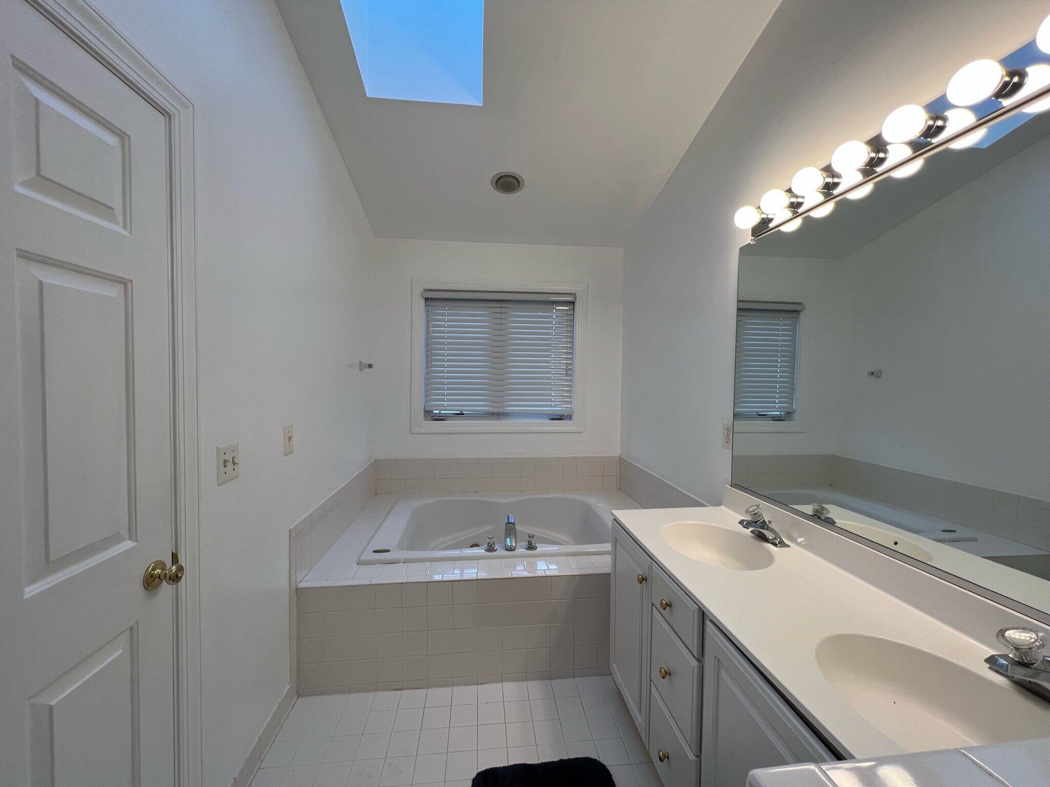 Building Photo - 945 Harrison Cir