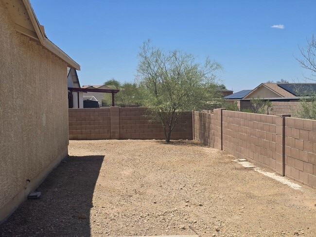 Building Photo - 2109 E Pinal Vista