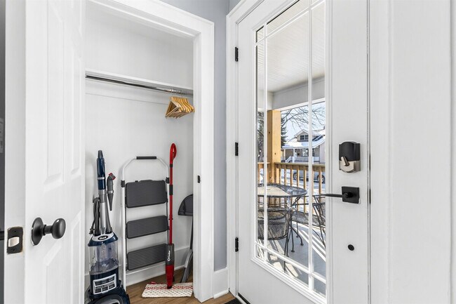 Building Photo - 419 S Kenwood Ave