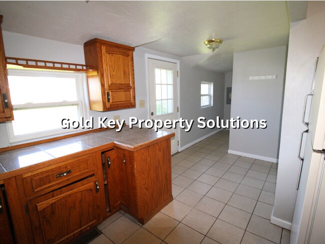 Building Photo - 2-Story 3 BR 1 BA House with Dining Room SECTION 8 APPROVED