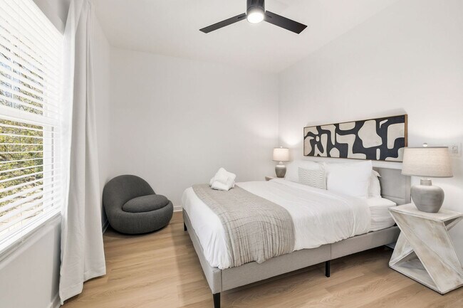 Building Photo - 1324 Van Buren Ave