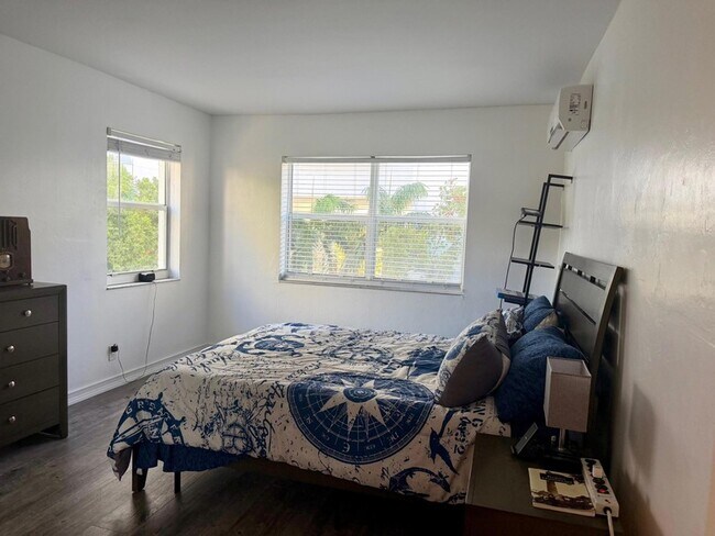 Building Photo - 3000 Riomar St