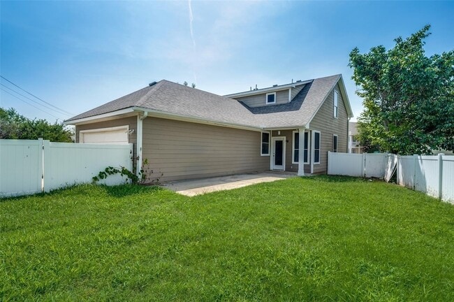 Building Photo - 9801 Cedarcrest Dr