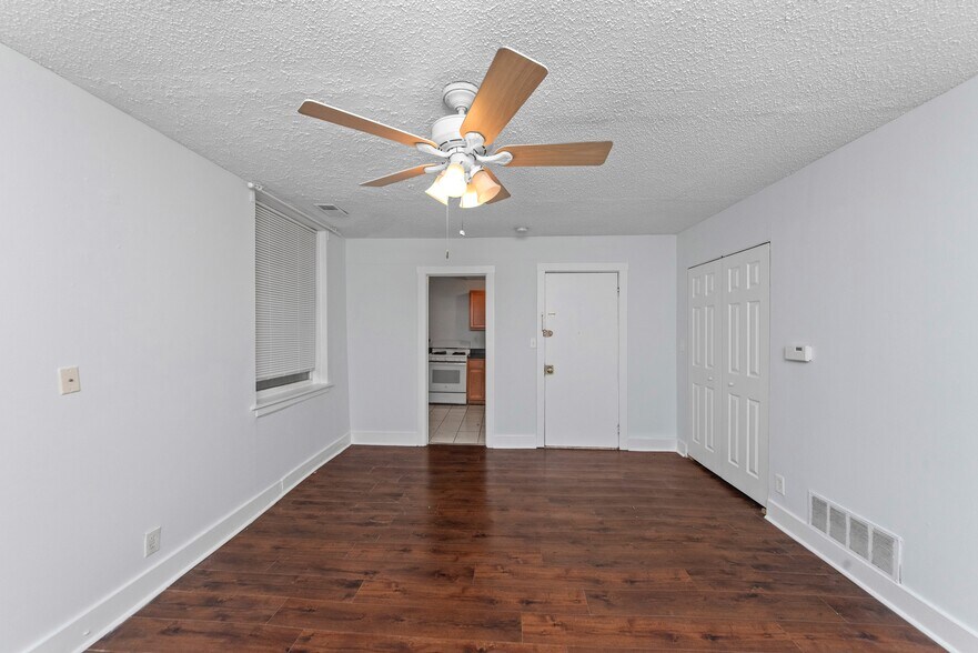 Building Photo - 3727 N Pine Grove Ave