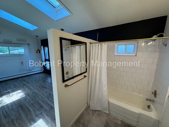 Building Photo - 3 Bed, 2 Bath Home Located in West Carson ...