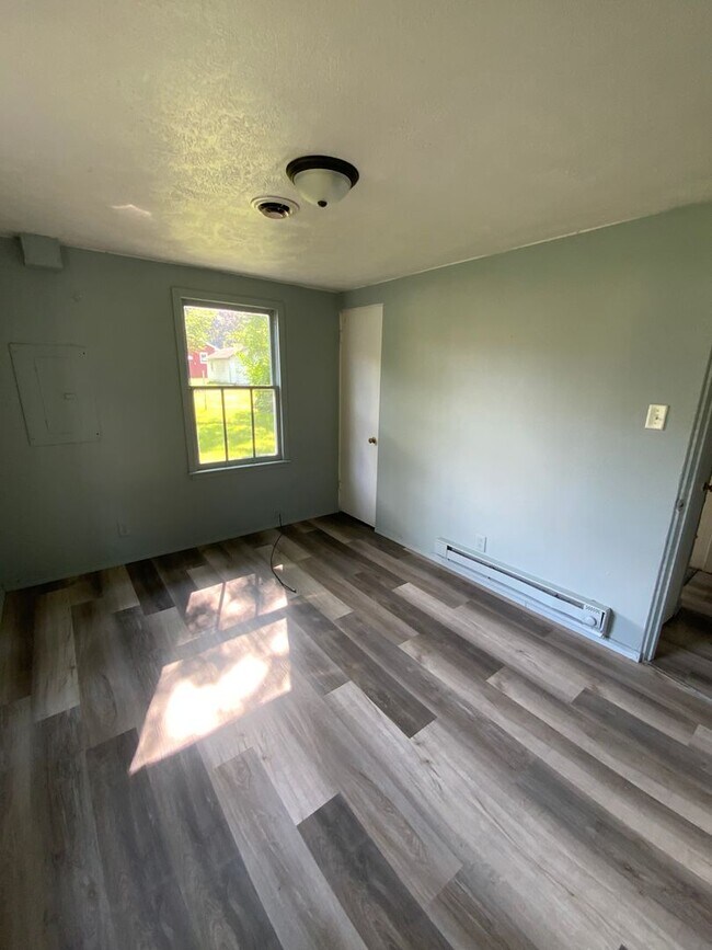 Building Photo - Charming 2-Bedroom, 1-Bathroom Home – $925/Month | Accepting Section 8 South Bend, IN