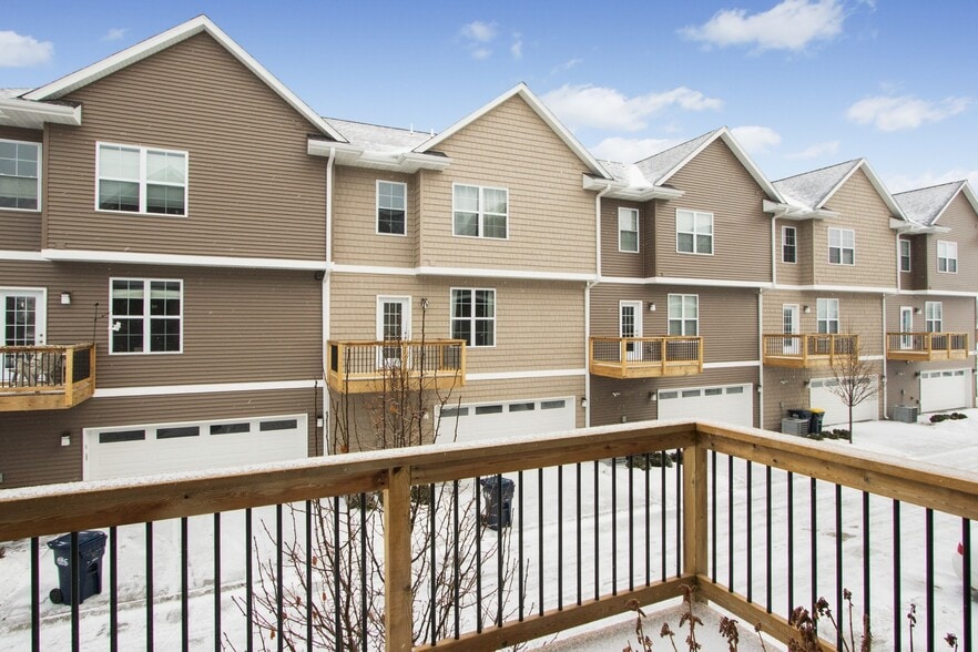 Building Photo - 320 Clark Dr