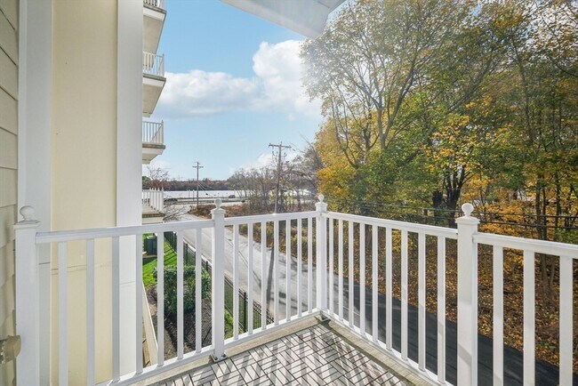 Building Photo - 527 Pawtucket St