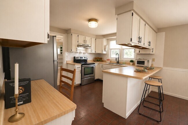 Building Photo - 2757 School Dr