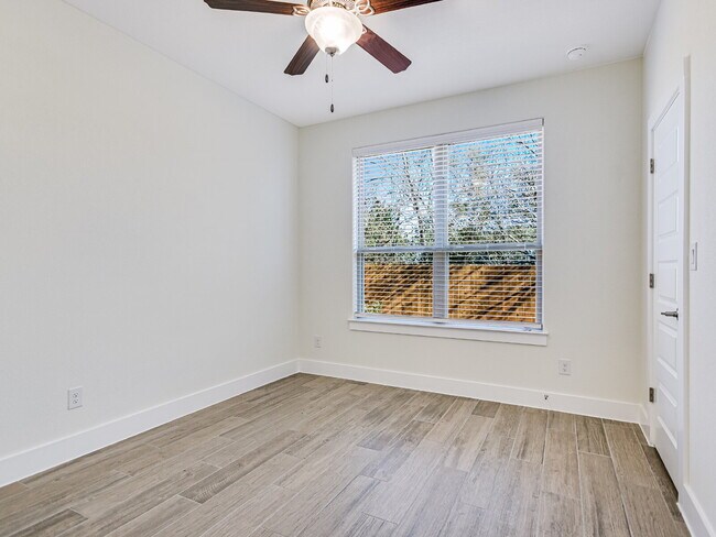 Building Photo - "Spacious 3-Bed Condo with 2 Baths in Charming Georgetown – 1424 Sq Ft of Comfort on Parkline Dr!"