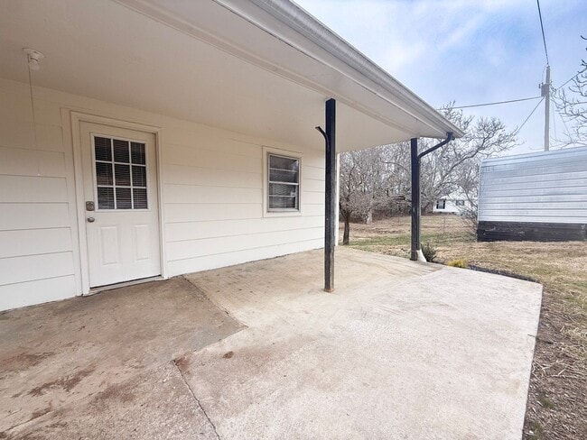 Building Photo - 3-Bedroom Single-Family Home with Hardwood Floors and Carport in Sparta