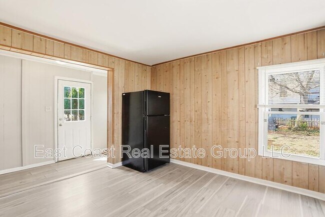 Building Photo - 327 N Mulberry St