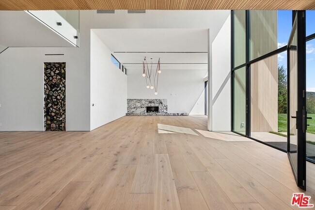 Building Photo - 2501 Banyan Dr