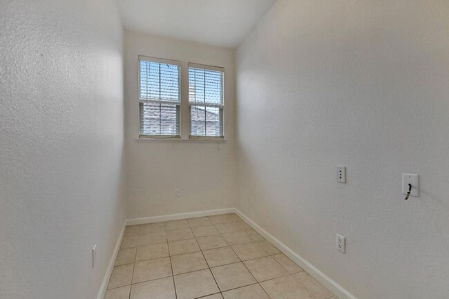 Building Photo - 2 bed 2 bath Condo!!