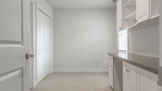 Building Photo - 401 Longwood Place