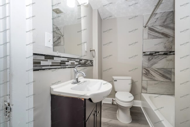 Building Photo - 1094 E 16th Ave