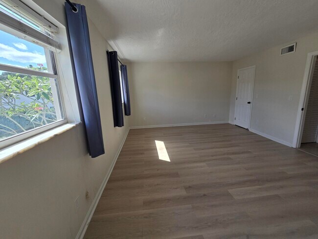 Building Photo - 1414 NE 5th Terrace