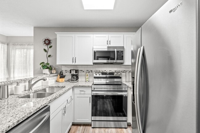 Building Photo - 4088 Fairway Lakes Dr