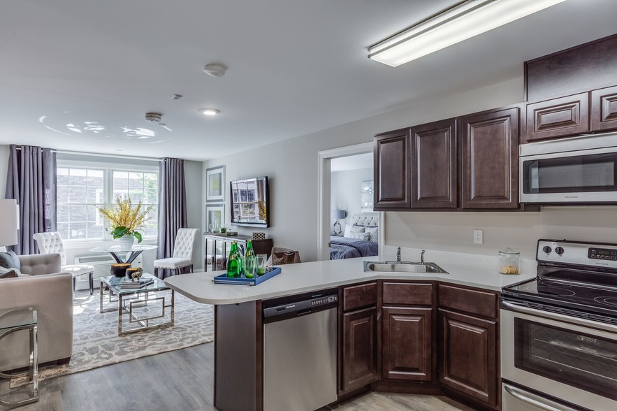 Kitchen and Living Area - Fairfield Fieldstone At Farmingdale