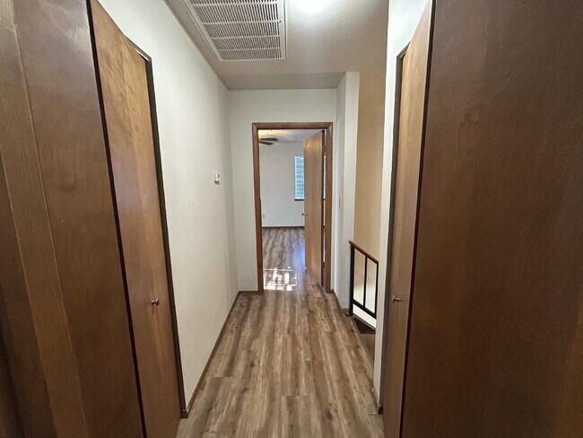 Building Photo - "Charming 2-Bed Townhouse Oasis with 2.5 Baths in Prime Las Vegas Location!"