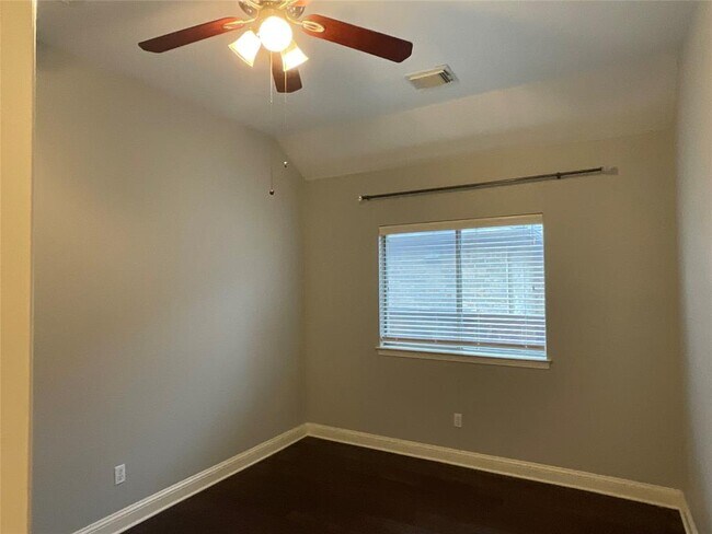 Building Photo - 3928 Crest Ln