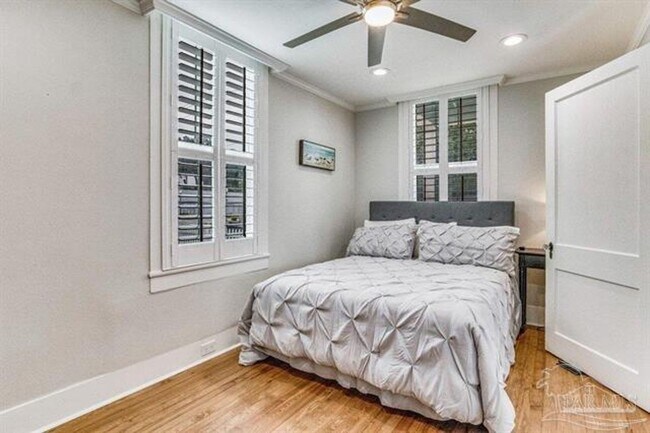 Building Photo - Beautifully renovated downstairs unit!