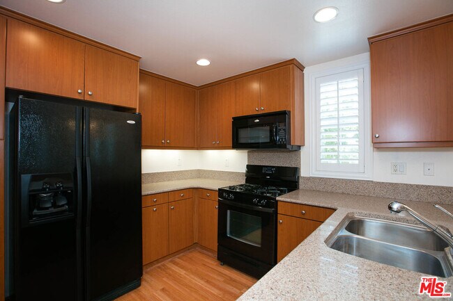 Building Photo - 720 S San Fernando Blvd