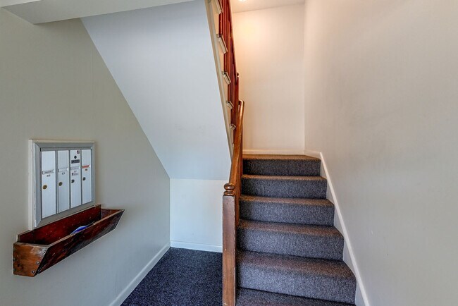 Building Photo - 1622 Farmington Ave
