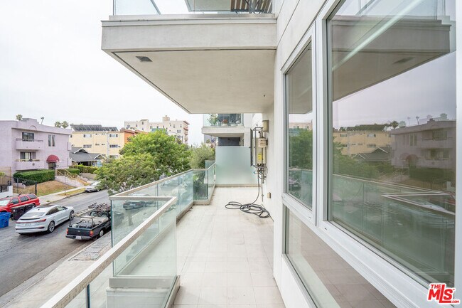 Building Photo - 105 S Mariposa Ave