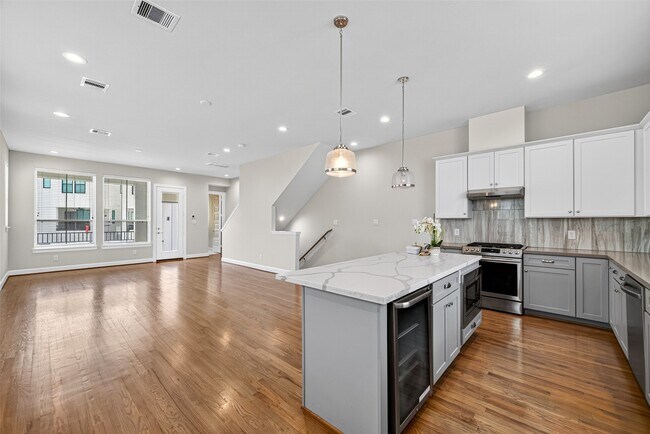 Building Photo - 2812 Grand Fountains Dr