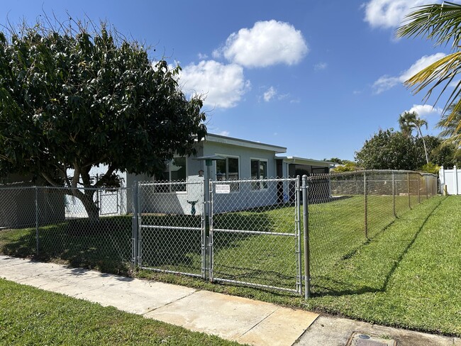 Building Photo - 6579 Country Wood Way