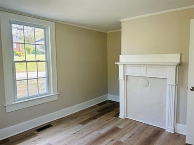 Building Photo - 3/2 Available Now!