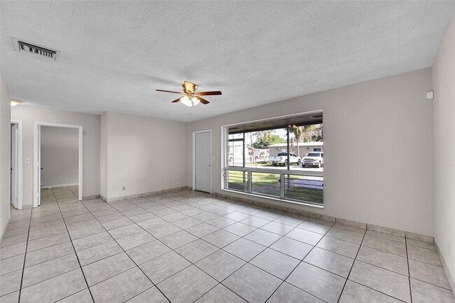 Building Photo - 3 bedroom in Hallandale FL 33009