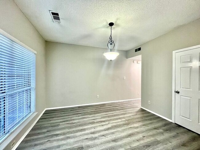 Building Photo - 10470 Meadow Run Trce