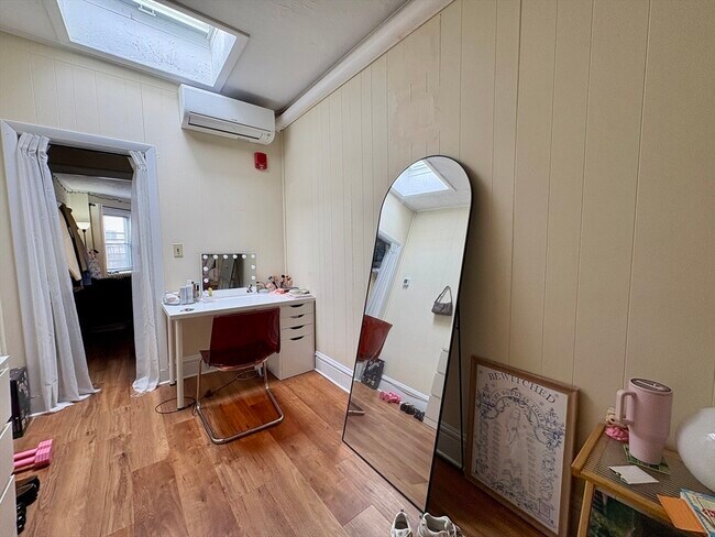 Building Photo - 914 Beacon St