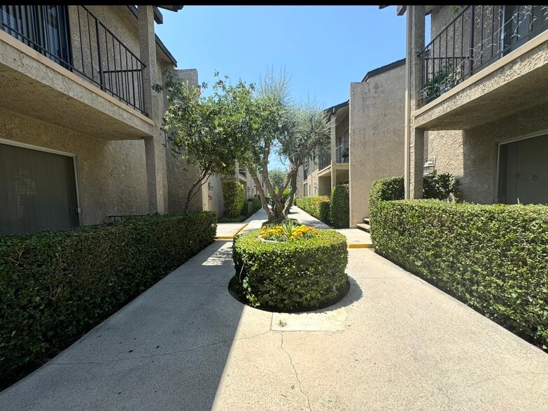 Building Photo - 24851 Walnut St