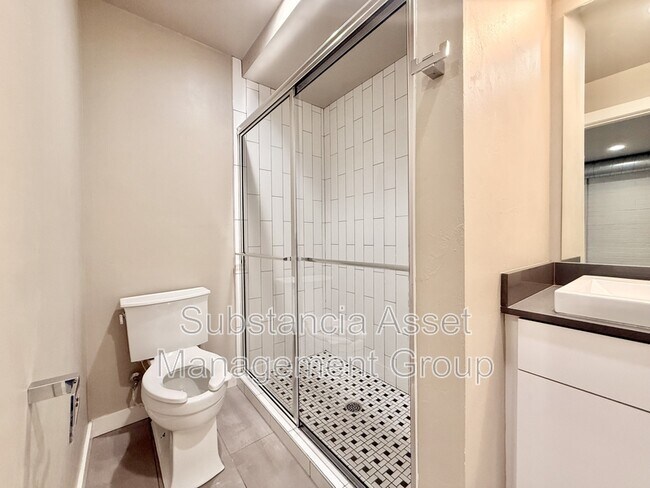 Building Photo - 2000 N Blackwelder Ave