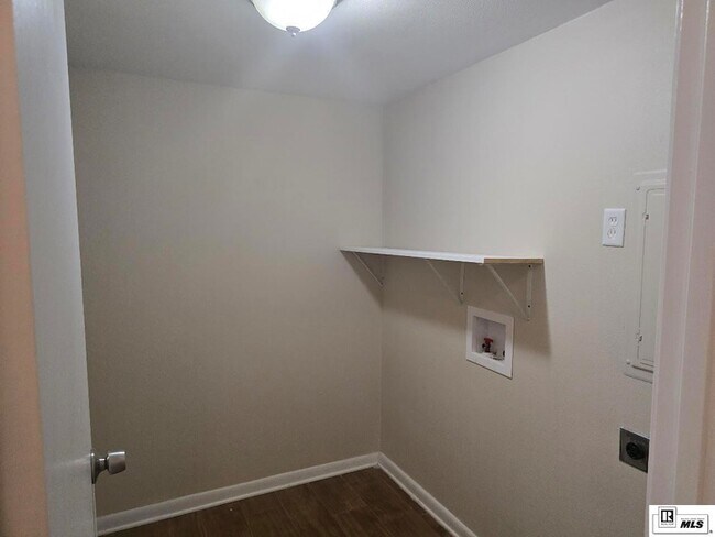 Building Photo - 2306 Debastrop Dr