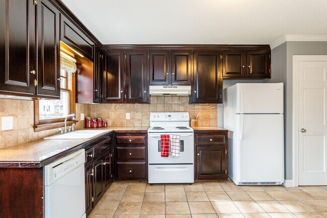 Building Photo - 1719 Centre St W