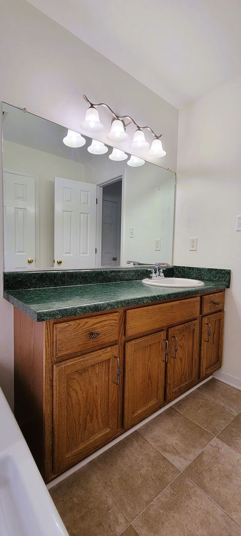 Building Photo - Large traditional colonial in Chester with...