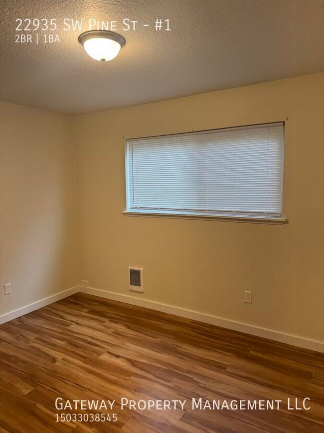 Building Photo - 22935 SW Pine St